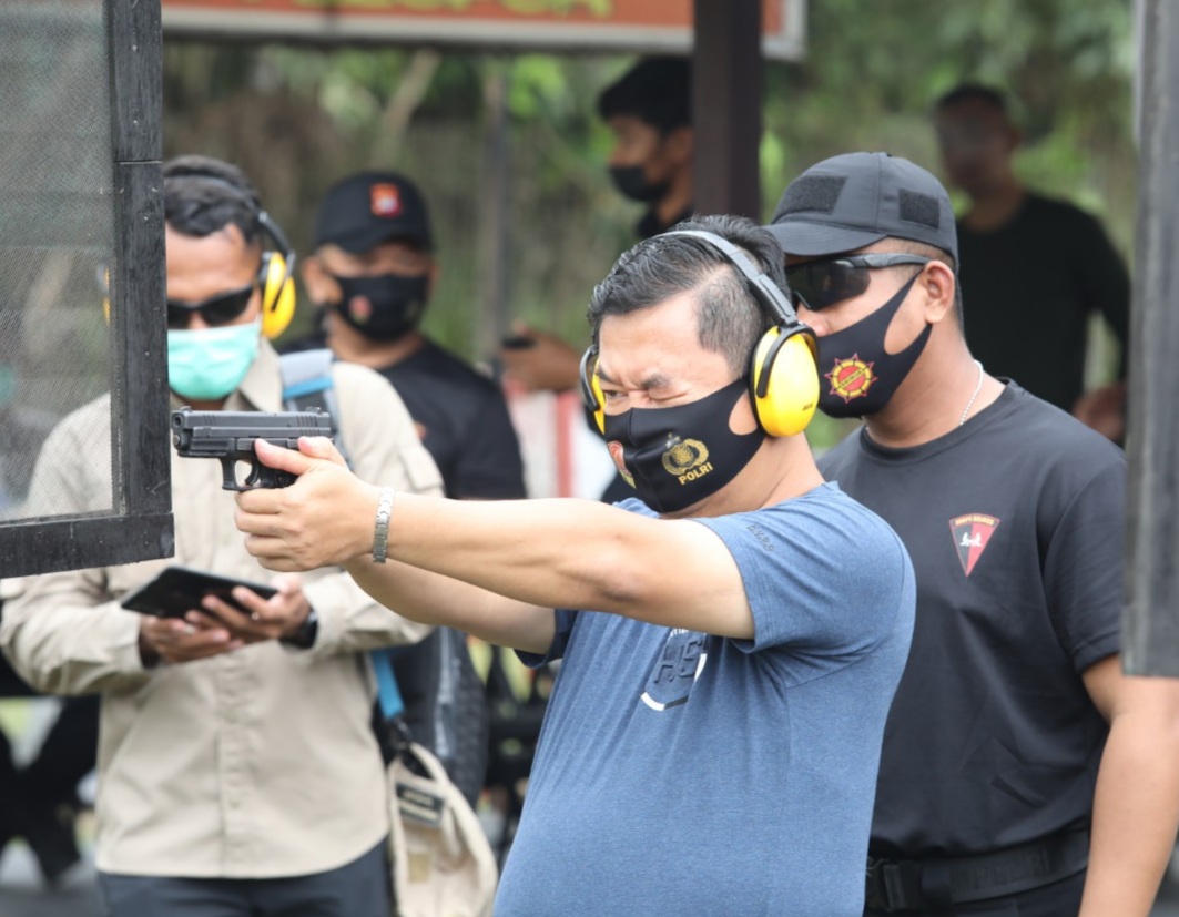 Pjs Gubernur Kaltara Teguh Setyabudi saat menghadiri latihan menembak di Lapangan Tembak Mako Brimob Batalyon A Tanjung Selor