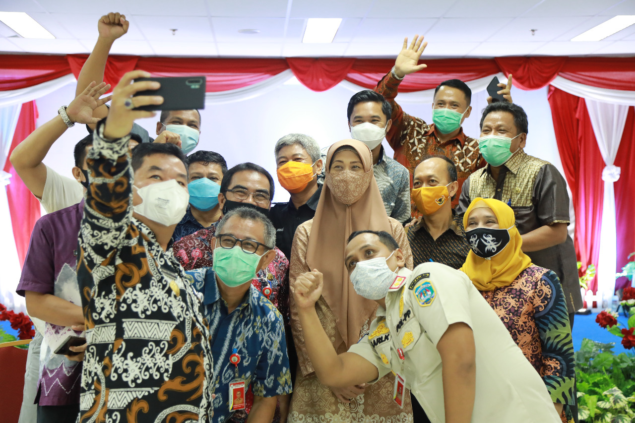 Pjs Guberur Kaltara Teguh Setyabudi saat berswafoto