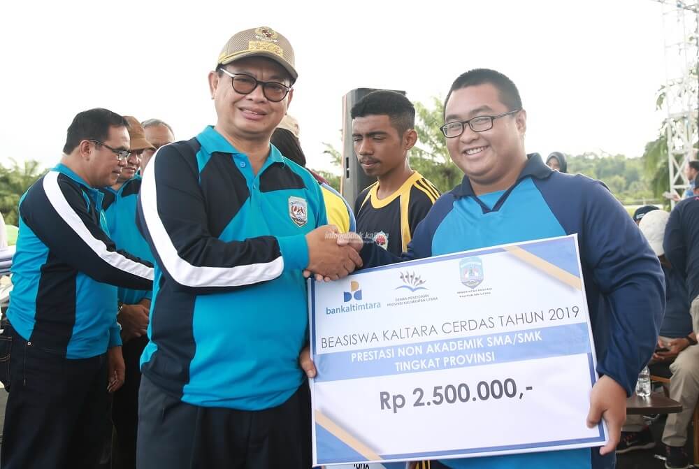 Gubernur Kaltara, Dr H Irianto Lambrie saat menyerahkan secara simbolis bantuan beasiswa Kaltara Cerdas 2019