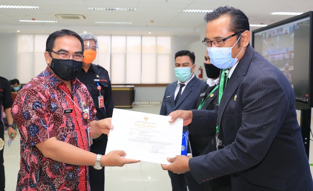 Sekprov Kaltara, H Suriansyah saat menyerahkan piagam penghargaan kepada peserta terbaik pelatihan kepemimpinan pengawas di lingkungan Pemprov Kaltara, Jumat (4/12) pagi