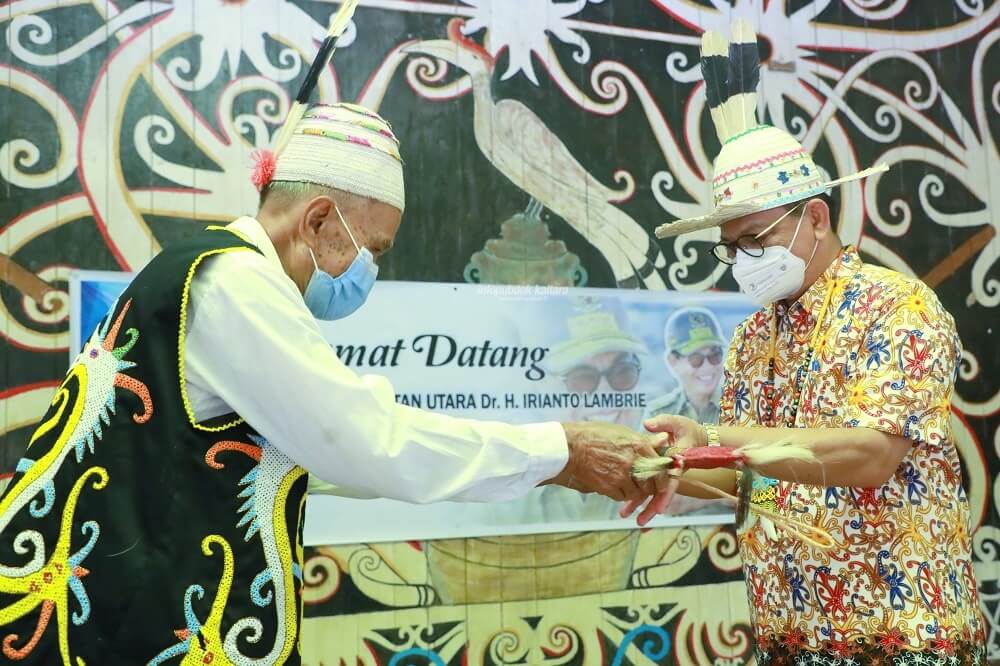Gubernur Kaltara, Dr H Irianto Lambrie saat menerima Mandau dari Ketua Adat Desa Long Lejuh, Sulang, Minggu (6/12)