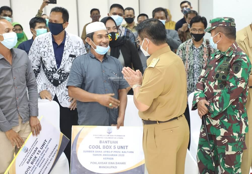 Gubernur Kaltara, Dr H Irianto Lambrie saat menyerahkan secara simbolis bantuan pengolahan dan pemasaran hasil perikanan, Senin (7/12)