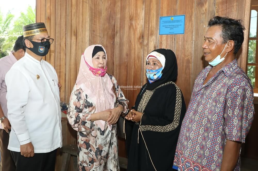 Gubernur Kaltara, Dr H Irianto Lambrie bersama istri, Hj Rita Ratina saat meninjau salah satu warga penerima BSPS di Kaltara, belum lama ini