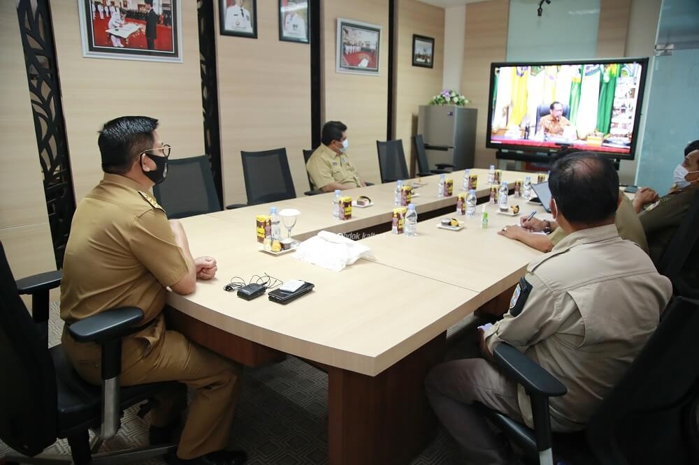 Gubernur Kaltara Dr H Irianto Lambrie saat mengikuti acara penandatanganan pernyataan bersama penguatan BPD dan penandatanganan komitmen bersama BPD secara virtual di ruang kerjanya, Selasa (8/12)
