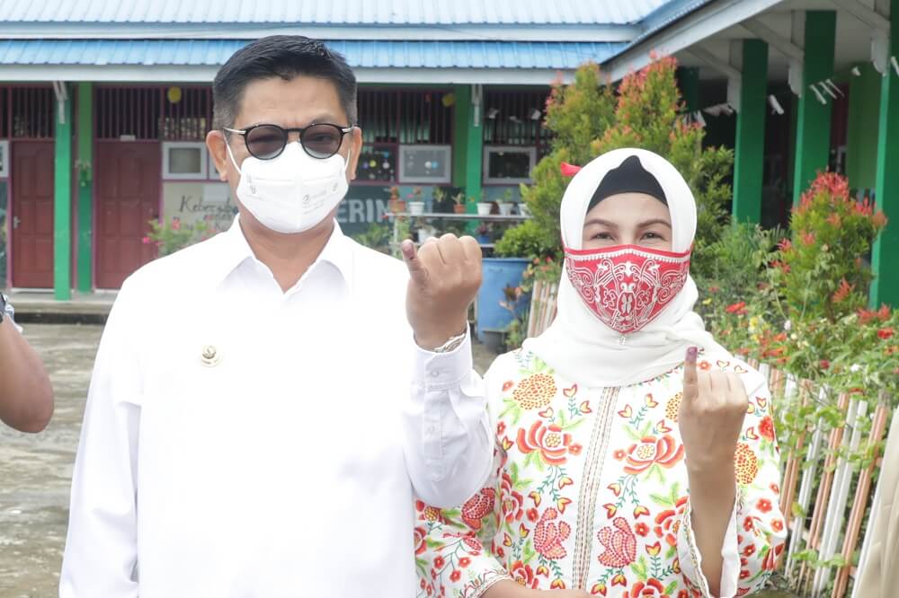 Gubernur Kaltara, Dr H Irianto Lambrie beserta istri saat menggunakan hak pilihnya pada Pilkada Serentak 2020, Rabu (9/12) pagi