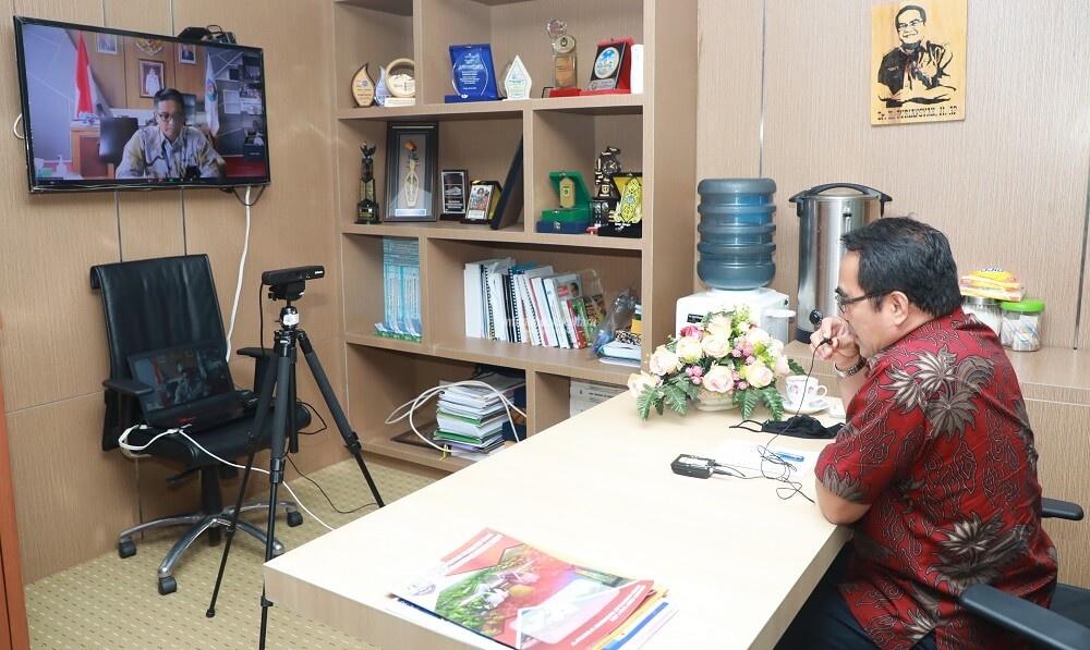 Sekprov Kaltara, H Suriansyah saat mengikuti vidcon terkait pengampuan RSUD Tarakan menjadi RS Jejaring Rujukan Kardiovaskular, Kamis (10/12)