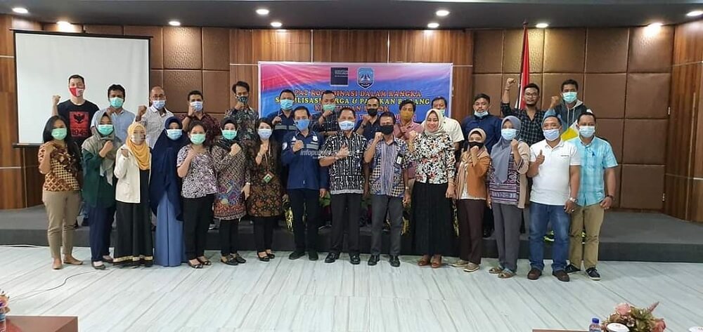 Kepala Disperindagkop-UMKM Kaltara, Hartono berfoto bersama peserta Rakor Menjelang HBKN Nataru 2021, baru-baru ini