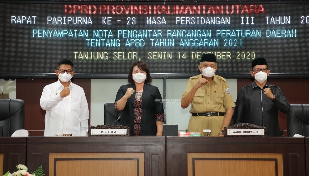 Gubernur Kaltara, Dr H Irianto Lambrie berfoto bersama Ketua DPRD Kaltara Norhayati Andris dan Wagub Kaltara H Udin Hianggio usai Rapat Paripurna Penyampaian Nota Pengantar RAPBD TA 2021, Senin (14/12)