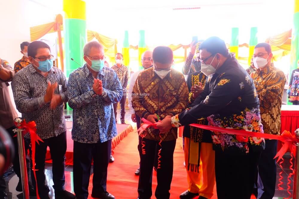 Gubernur Kaltara, Dr H Irianto Lambrie saat memotong pita pertanda diresmikannya penggunaan gedung FIKes UBT, Selasa (15/12) pagi