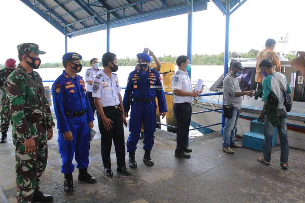 Tim terpadu yang diprakarsai Dishub Kaltara saat melakukan uji petik standar keselamatan dan penerapan prokes pada armada regular di Pelabuhan Kayan II Tanjung Selor, baru-baru ini