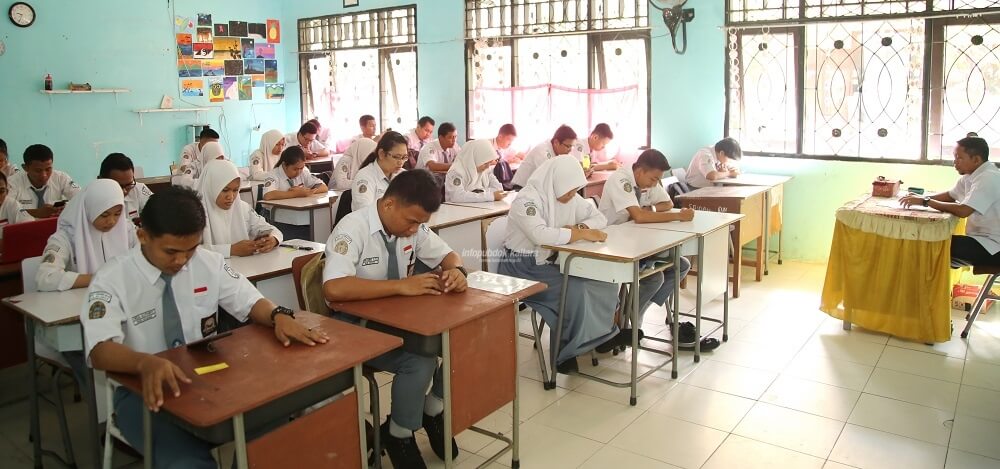 Kegiatan pembelajaran tatap muka di salah satu SLTA di Kaltara, sebelum masa pandemi. Pada 2021, pemerintah merencanakan memulai pembelajaran tatap muka dengan sejumlah pengetatan aturan