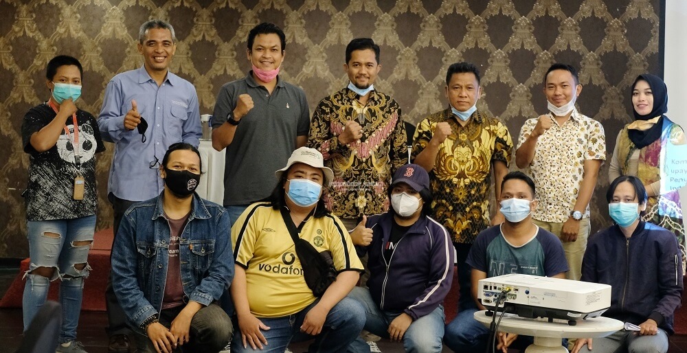 Staf Ahli Gubernur Kaltara, Edy Suharto berfoto bersama media dari Kaltim yang mengikuti media gathering gelaran YKAN, Kamis (17/12)