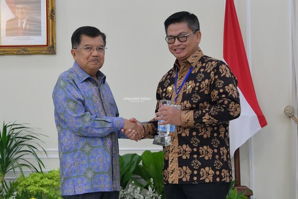 Gubernur Kaltara, Dr H Irianto Lambrie saat menerima trofi Top 45 KIPP 2019 untuk program Sipelandukilat dari Wapres HM Jusuf Kalla