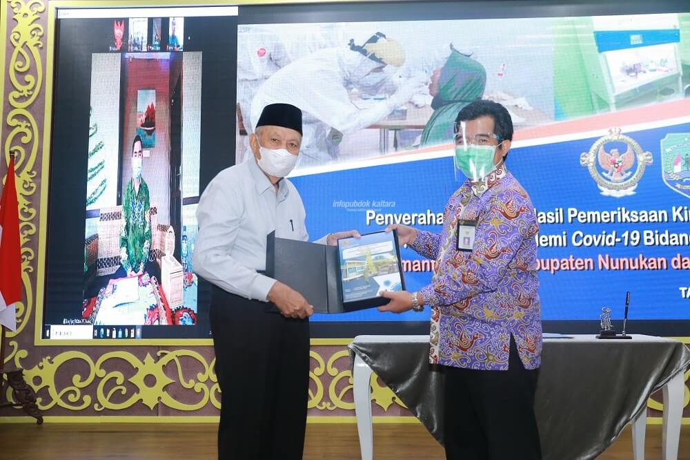 Wagub Kaltara, H Udin Hianggio saat menerima LHP Kinerja Atas Efektivitas Penanganan Pandemi Covid-19 Bidang Kesehatan TA 2020 dari Kalan BPK Kaltara Agus Priyono, Kamis (17/12)