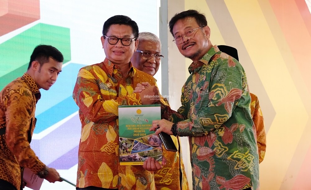 Gubernur Kaltara, Dr H Irianto Lambrie bersama Mentan Syahrul Yasin Limpo usai penandatanganan MoU program Pertanian Keluarga di sela-sela puncak peringatan Hari Pangan Sedunia di Konawe Selatan, Sulawesi Tenggara, tahun lalu