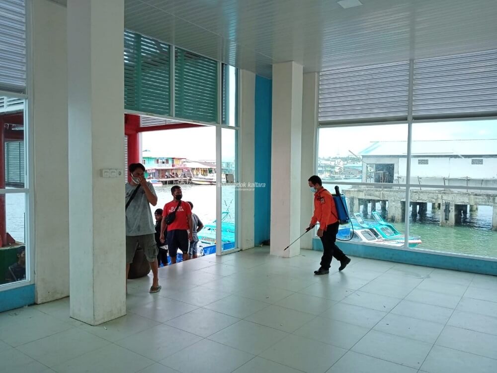 Tim terpadu yang diinisiasi BPBD Kaltara saat melakukan penyemprotan disinfektan di Pelabuhan Tengkayu I Kota Tarakan, baru-baru ini