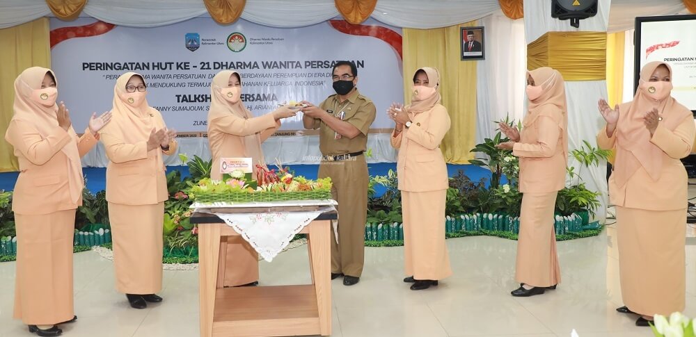 Penasehat DWP Kaltara H Surianyah beserta jajaran pengurus DWP Kaltara memotong tumpeng pada perayaan HUT ke-21 DWP, Senin (21/12)