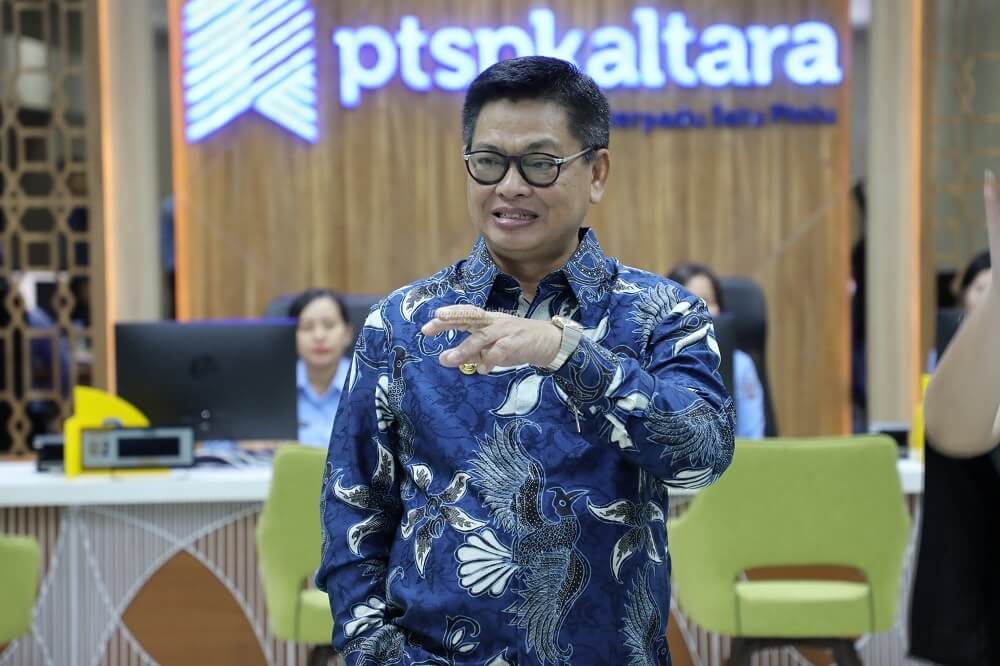 Gubernur Kaltara, Dr H Irianto Lambrie saat meninjau aktivitas pelayanan terpadu di DPMPTSP Kaltara, belum lama ini