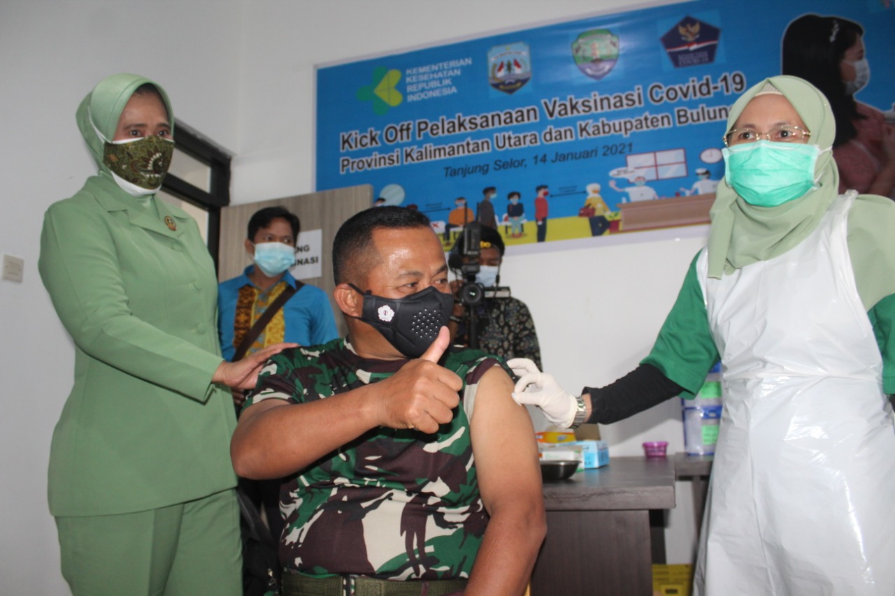 Danrem 092/Maharajalila Brigjen TNI Suratno saat divaksin. (Foto :Istimewa)