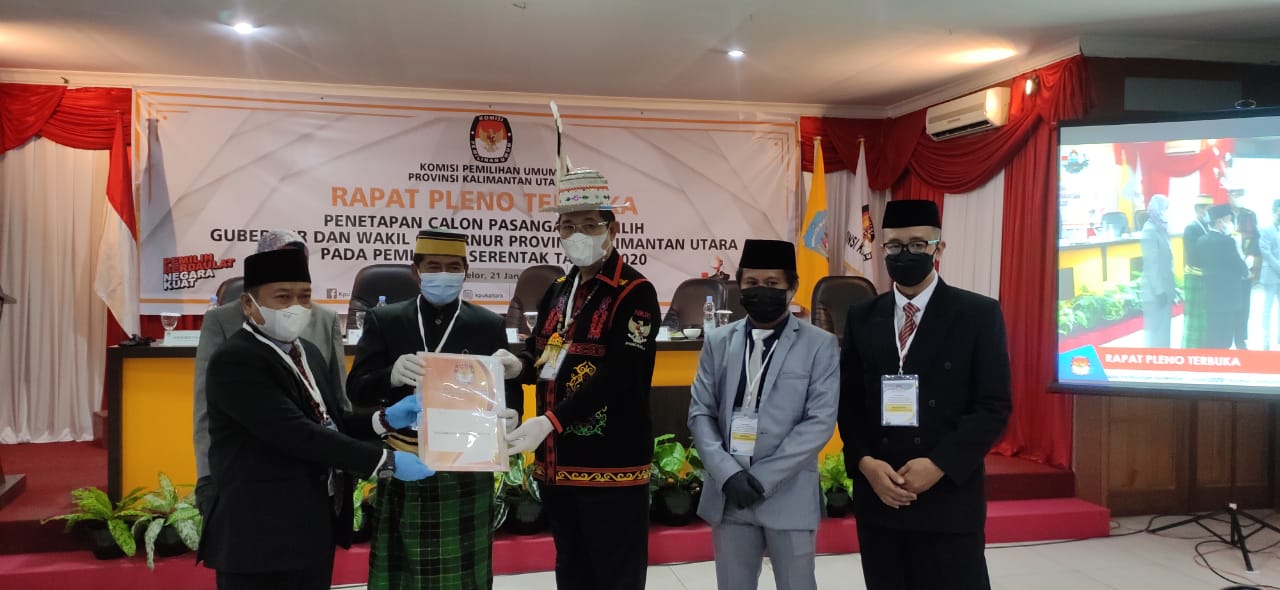 Zainal-Yansen saat menerima berita acara enetapan Gubernur dan Wakil Gubernur Terpilih Provinsi Kalimantan Utara