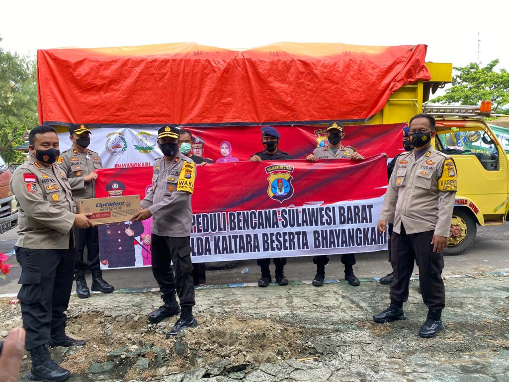 Polda Kaltara saat memberikan bantuan