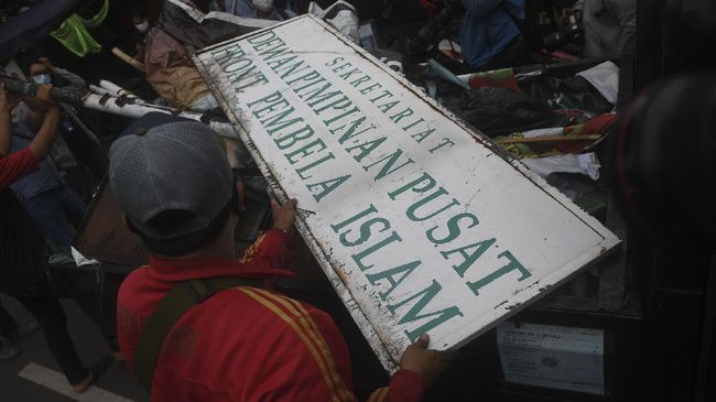 Kapolri Jenderal Idham Azis mengeluarkan maklumat soal pelarangan simbol-simbol FPI. (ANTARA FOTO/Akbar Nugroho Gumay)