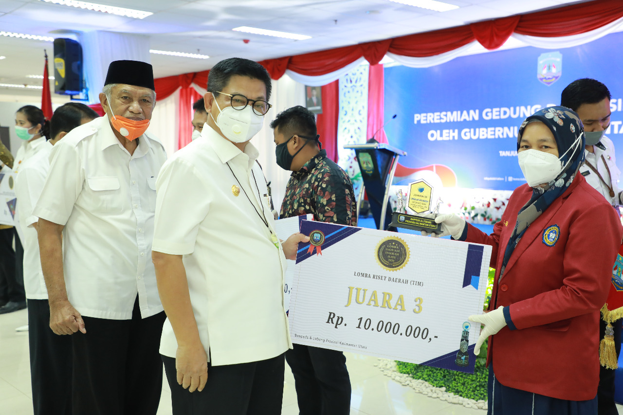 Gubernur secara simbolis menyerahkan hadiah kepada Pemenang lomba inovasi