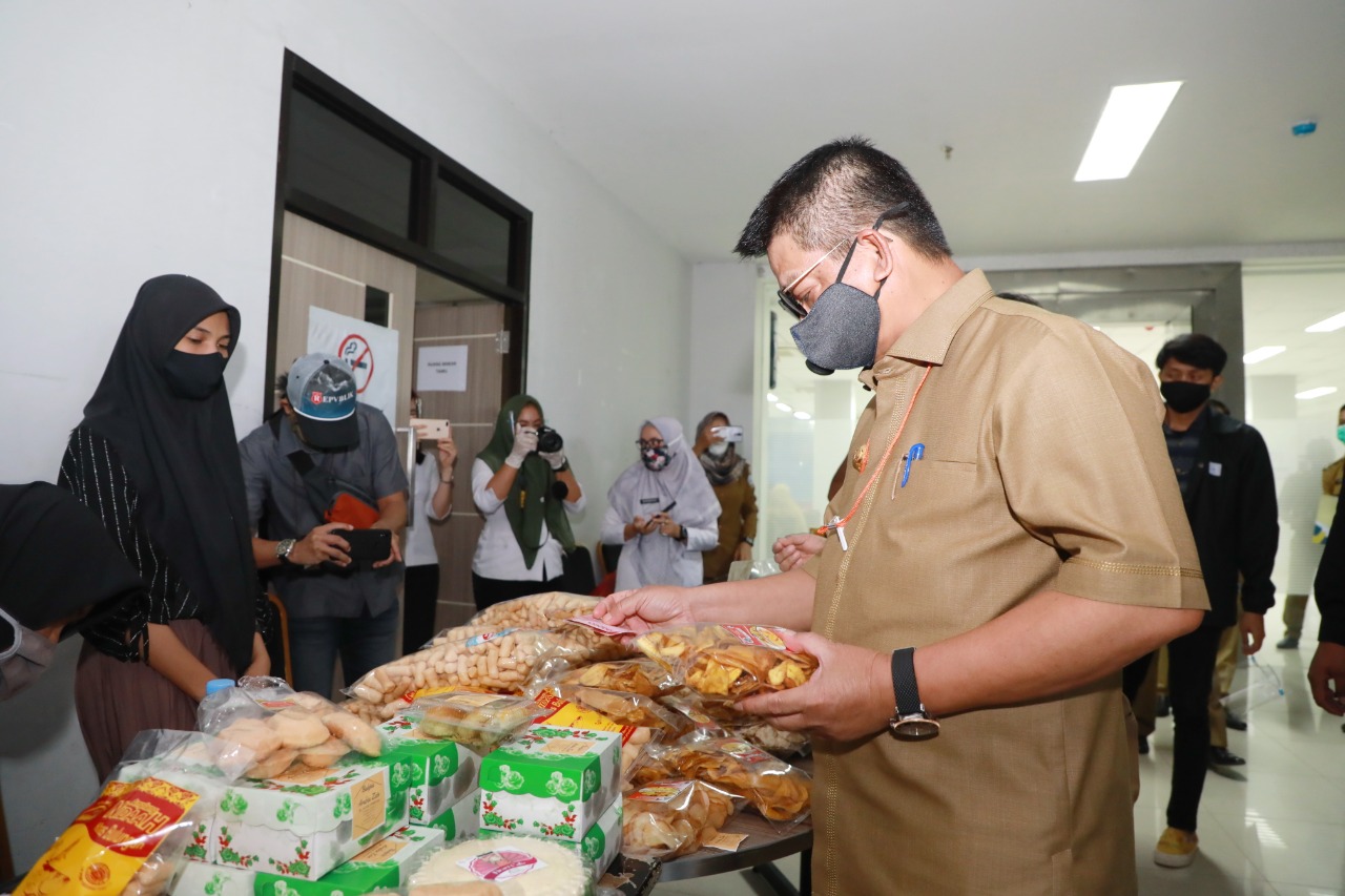 Gubernur Kaltara Dr. H Irianto Lambrie saat membeli produk UMKM beberapa waktu lalu