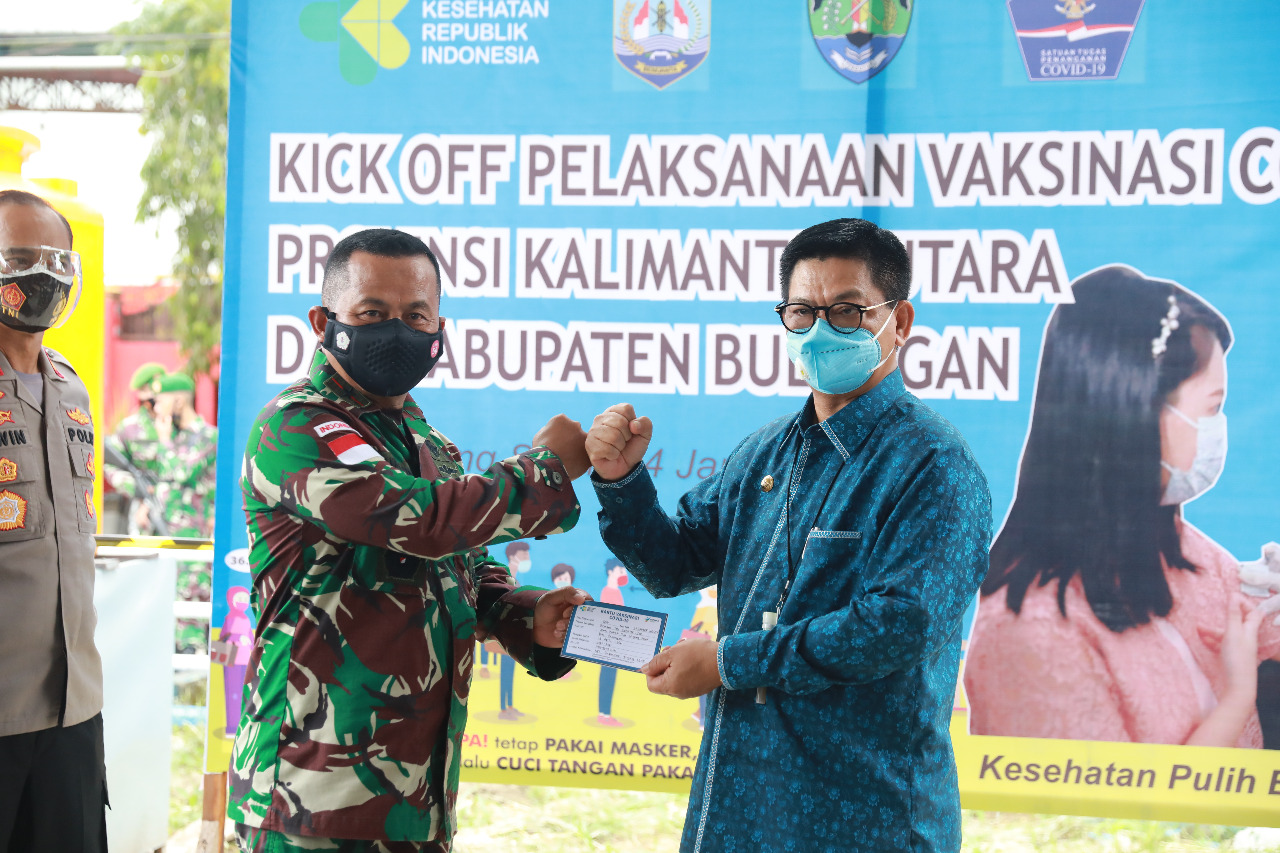 Gubernur Kaltara, Dr H Irianto Lambrie menyerahkan dokumen kartu vaksin, kepada Danrem 092/Maharajalila di Puskesmas Tanjung Selor, Kamis (14/1/2021)