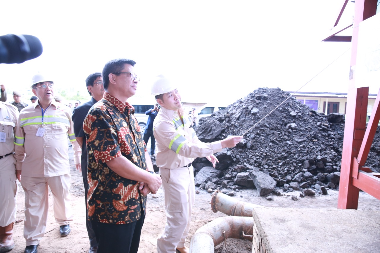 Gubernur Kaltara Dr. H Irianto Lambrie saat meninjau aktivitas pekerjaan tambang batu bara