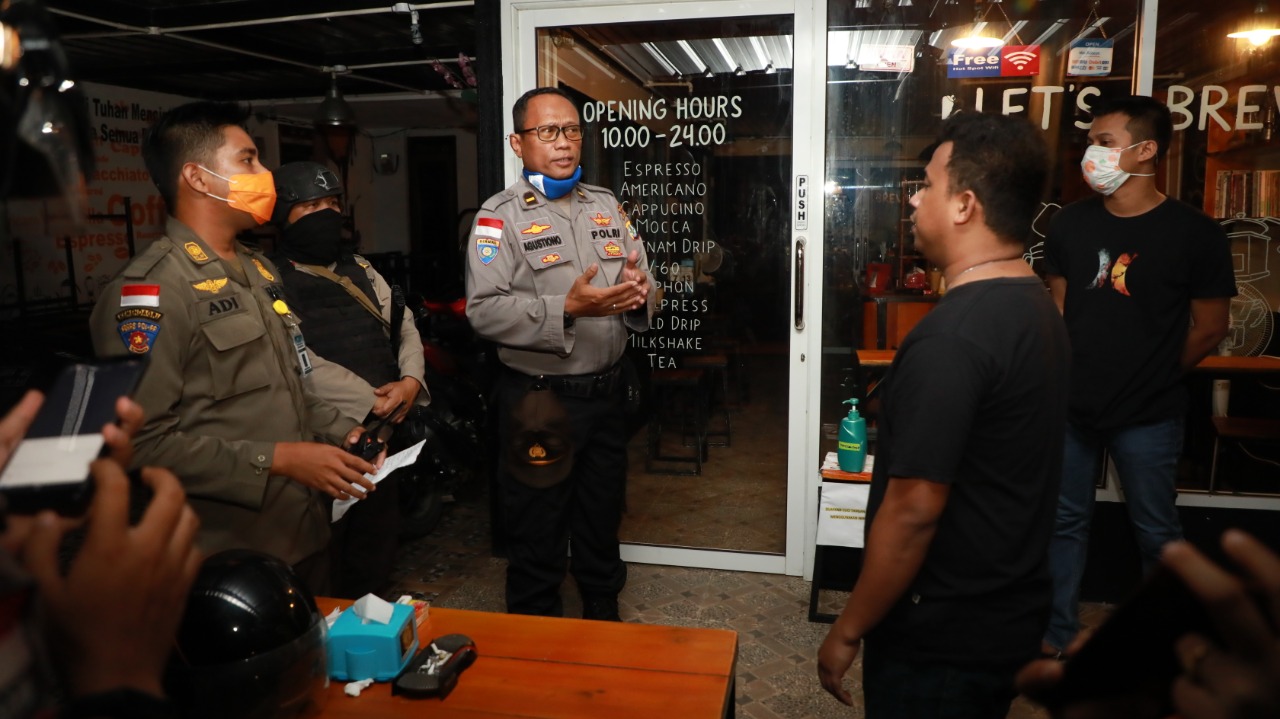 Aparat Kepolisian dan Satpol PP Kaltara menggelar sosialisasi penerapan protokol kesehatan di sejumlah kafe dan restoran belum lama ini