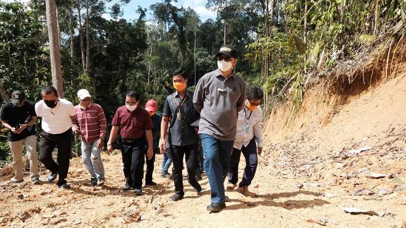 Gubernur Kaltara Dr H Irianto Lambrie saat meninjau lokasi KBM