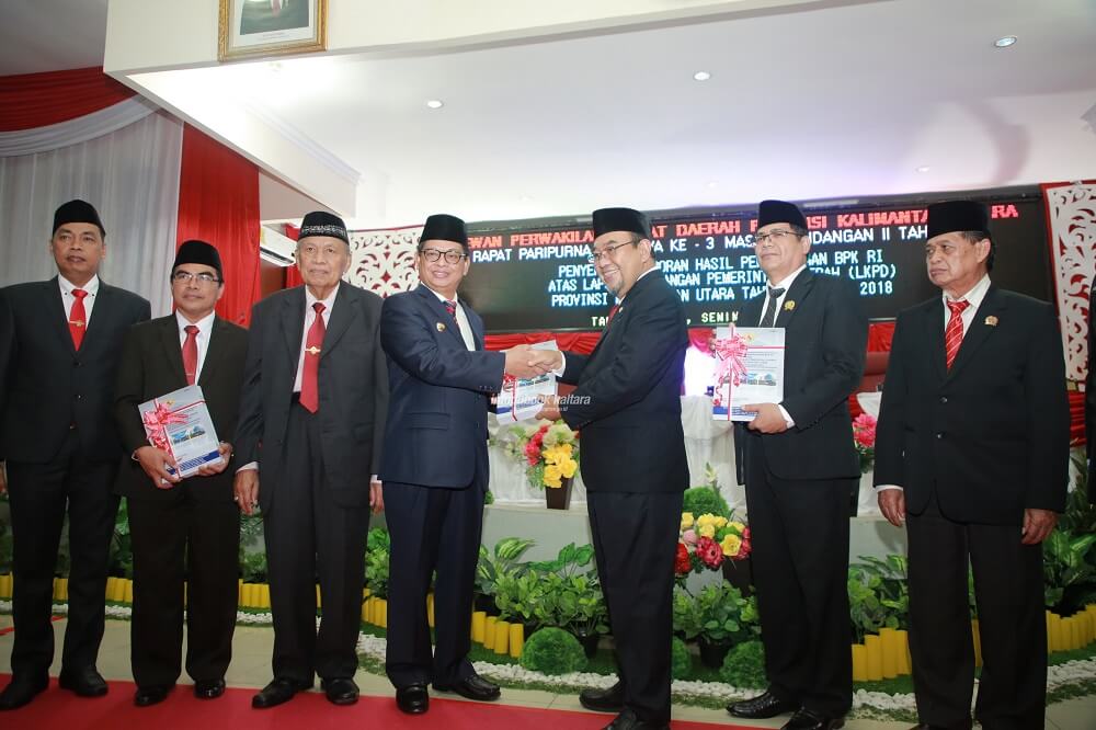 Gubernur Kaltara Dr H Irianto Lambrie saat menerima LHP LKPD 2018 dari Anggota VI BPK RI Prof Dr Harry Azhar Azis, 
