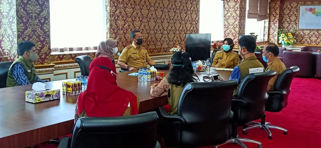 Tim dari “Indonesia Mengajar” saat berpamitan dengan Bupati Nunukan, Asmin Laura