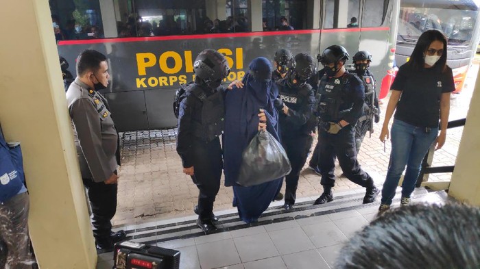 Sebanyak 19 Tersangka teroris diterbangkan dari Makassar ke Jakarta.