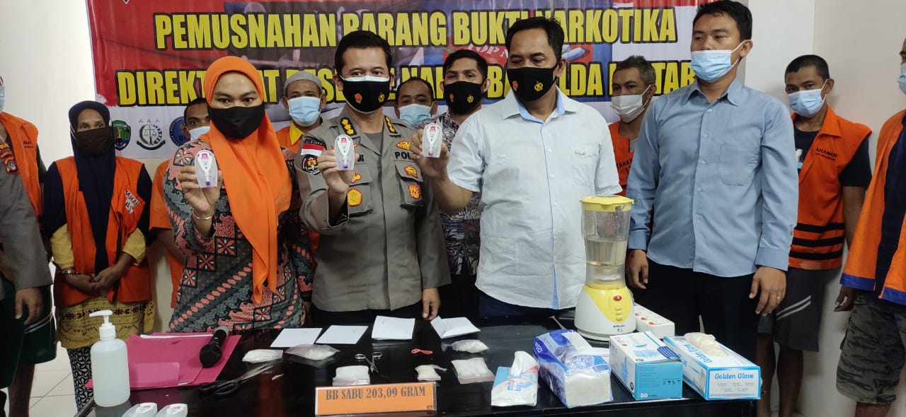 Polisi memusnahkan barang bukti tindak pidana narkotika berupa sabu seberat 203,09 gram. (Foto : kickoy)
