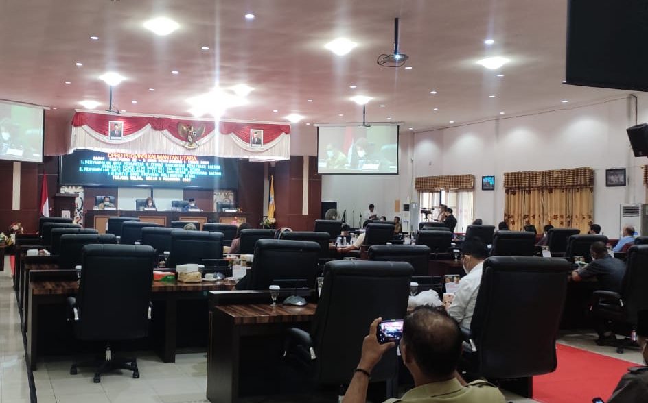 Rapat paripurna di Gedung DPRD Kaltara. (Foto : kickoy)