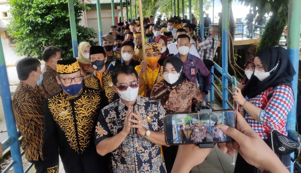 Gubernur Kaltara Zainal Arifin Paliwang saat tiba di Pelabuhan VIP Kayan I, Tanjung Selor. (Foto : Kickoy)