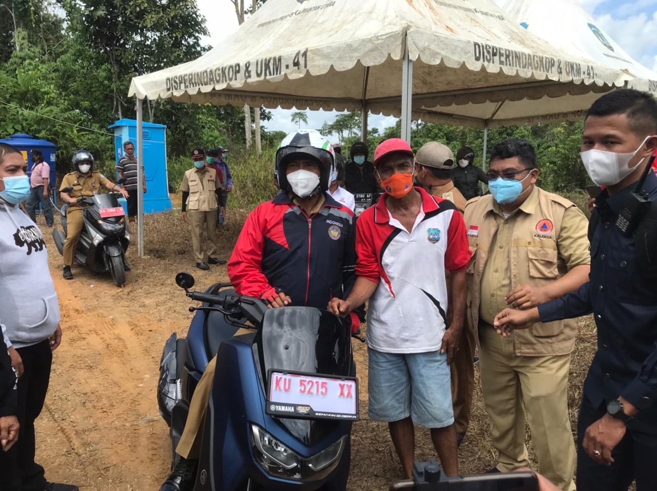 Gubernur Zainal saat mengecek posko COVID-19 di KM 57. (Foto : Diskominfo Kaltara)
