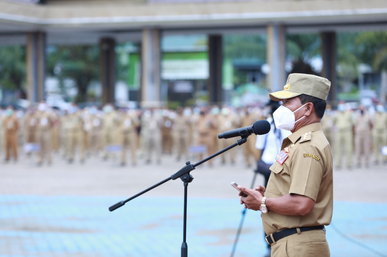 Gubernur Kaltara Zainal Arifin Paliwang saat memimpin apel gabungan di Lapangan Agatis pagi tadi