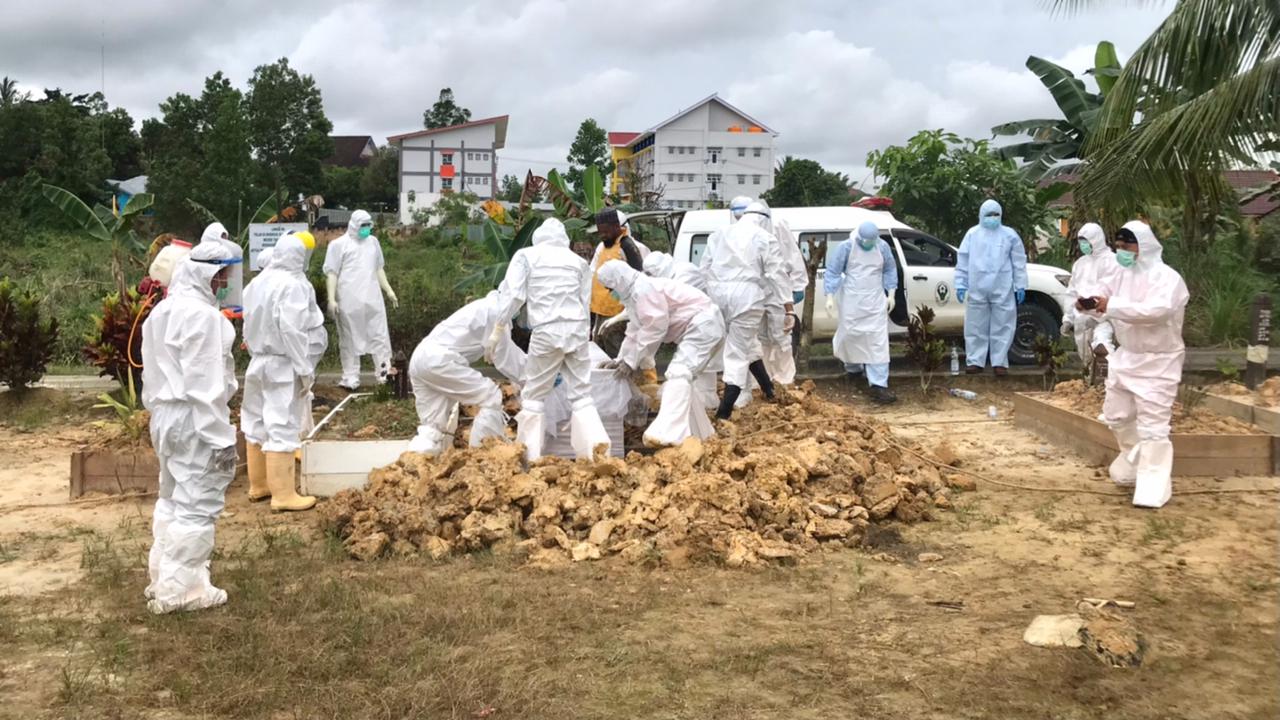 Proses penguburan jenazah pasien COVID-19 di TPU Tanjung Harapan, Bulungan. (Foto : AGV)