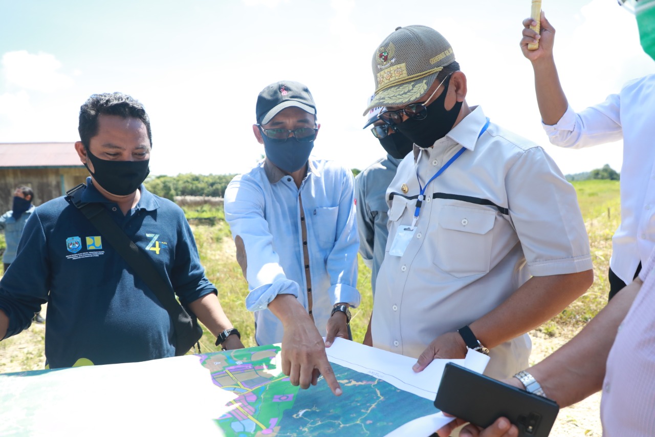 Gubernur Kaltara Dr H Irianto Lambrie saat meninjau lokasi KBM Tanjung Selor