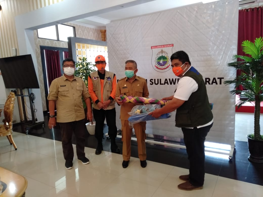 Kalak BPBD Kaltara Andi Santiaji secara simbolis menyerahkan bantuan kepada Gubernur Sulbar
