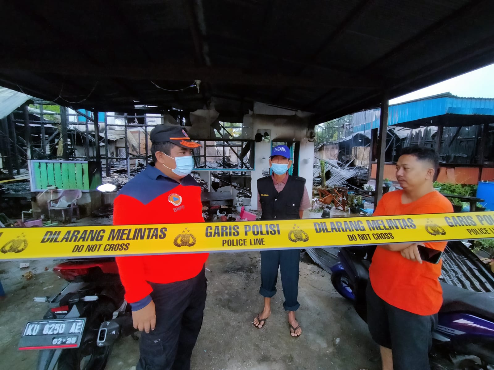 Kalak BPBD Andi Santiaji saat mengunjungi lokasi kebakaran di Jl. Gelatik Tanjung Selor