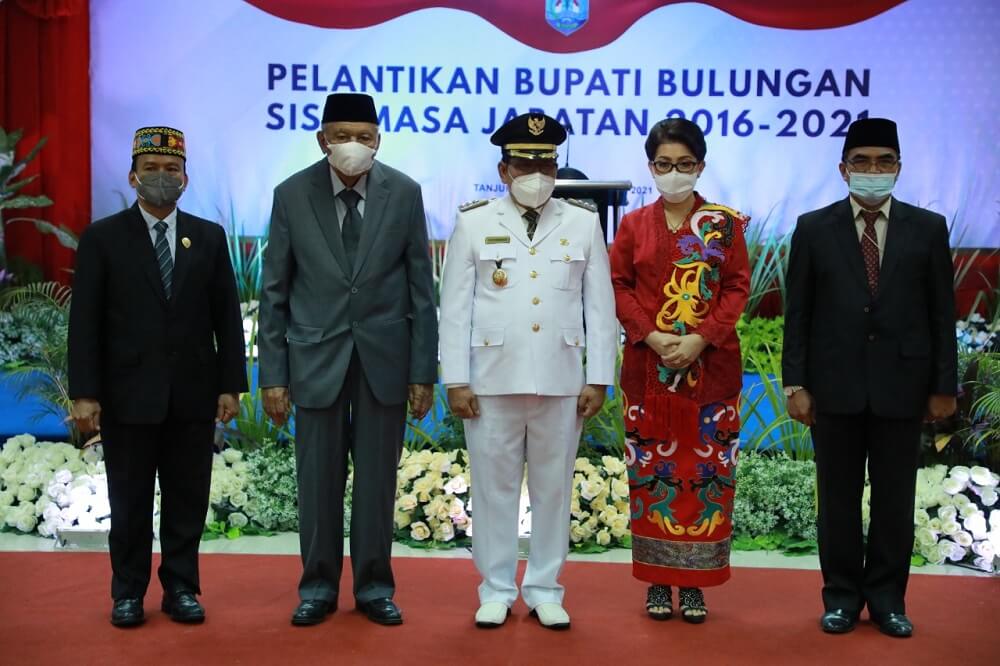 Wagub Kaltara, H Udin Hianggio melantik Ingkong Ala sebagai Bupati Bulungan sisa masa jabatan 2016-2021 menggantikan bupati sebelumnya alm Sudjati di Gedung Gadis, Kamis (11/2/2021)