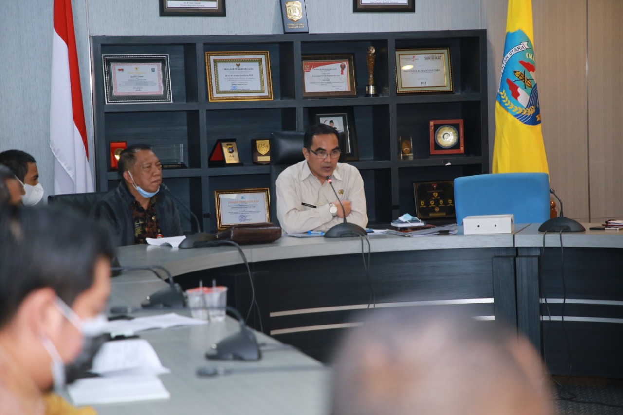 Dipimpin oleh Sekprov Kaltara, Jajaran Pemprov Kaltara gelar rapat pembahasan pengelolaan Toko Indonesia bersama jajaran PT Benuanta Kaltara Jaya, Kamis (11/2/2021)