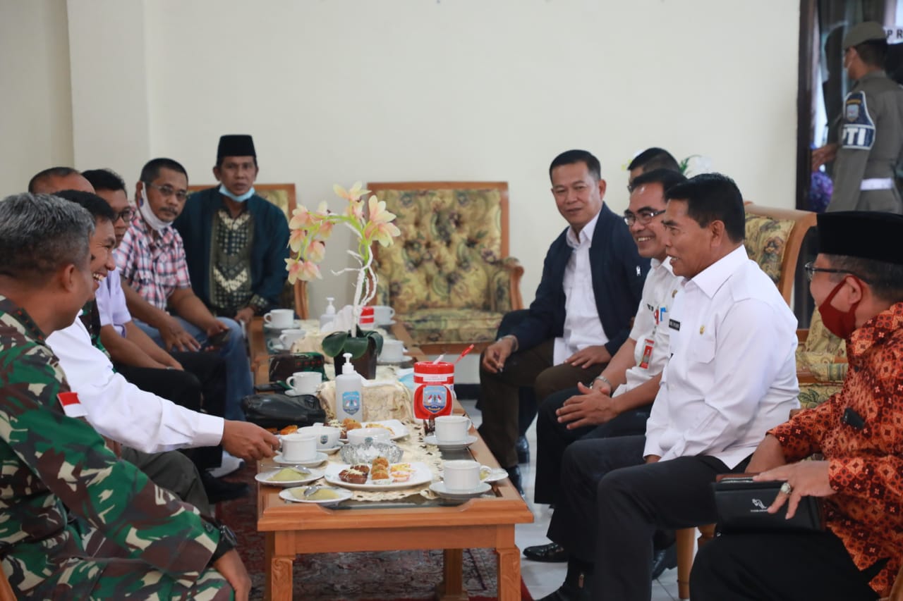 Gubernur Kaltara Zainal Arifin Paliwang saat tiba di VIP Room Bandara Juwata