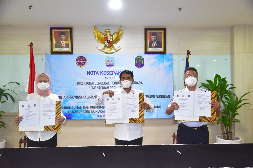 Gubernur Kaltara Zainal Arifin Paliwang bersama Bupati Nunukan Hj Asmin Laura Hafid saat menandatangani MoU pembangunan Bandara Binuang di Kecamatan Krayan Tengah, Kabupaten Nunukan bersama Kementerian Perhubungan. 