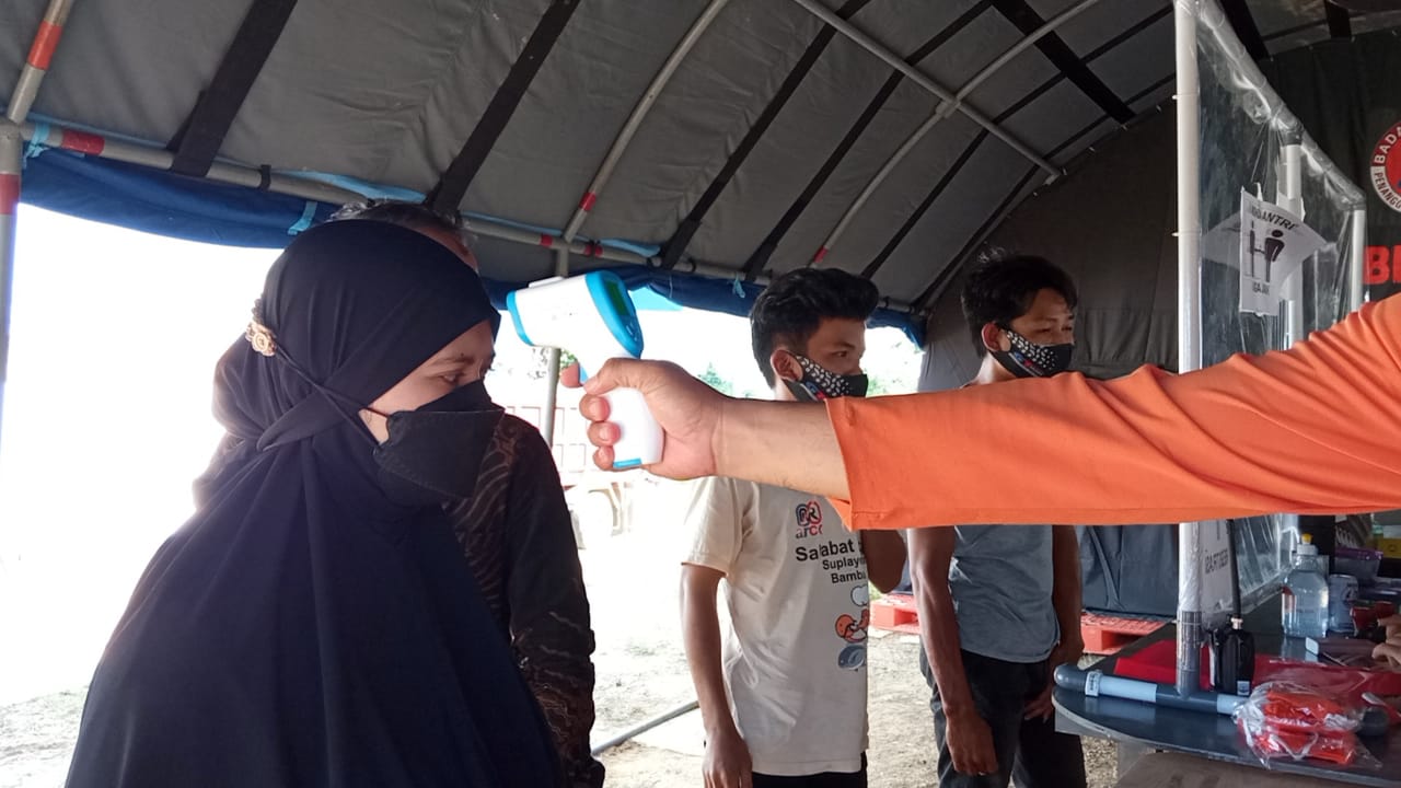 Pengecekan suhu tubuh di Pos Perbatasan Kaltara-Kaltim, Jalan Poros Bulungan-Berau, KM 57. (Foto : Istimewa)