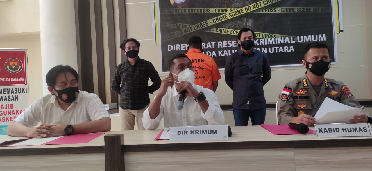 Dir Reskrimum Polda Kaltara, Kombes Pol Saut P Sinaga saat melakukan konferensi pers dengan menghadirkan tersangka AI. (Foto : Kickoy)